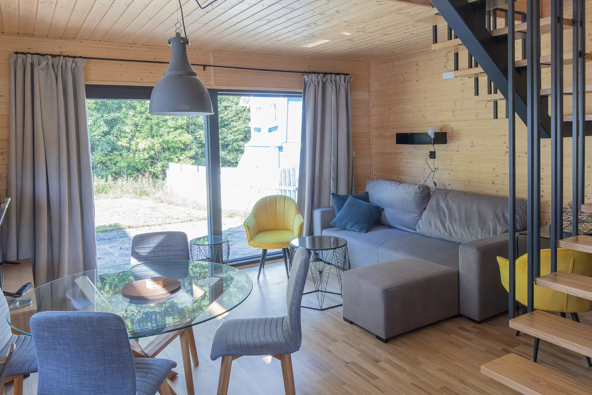 Salon z jadalnią - przestronne, jasne wnętrze