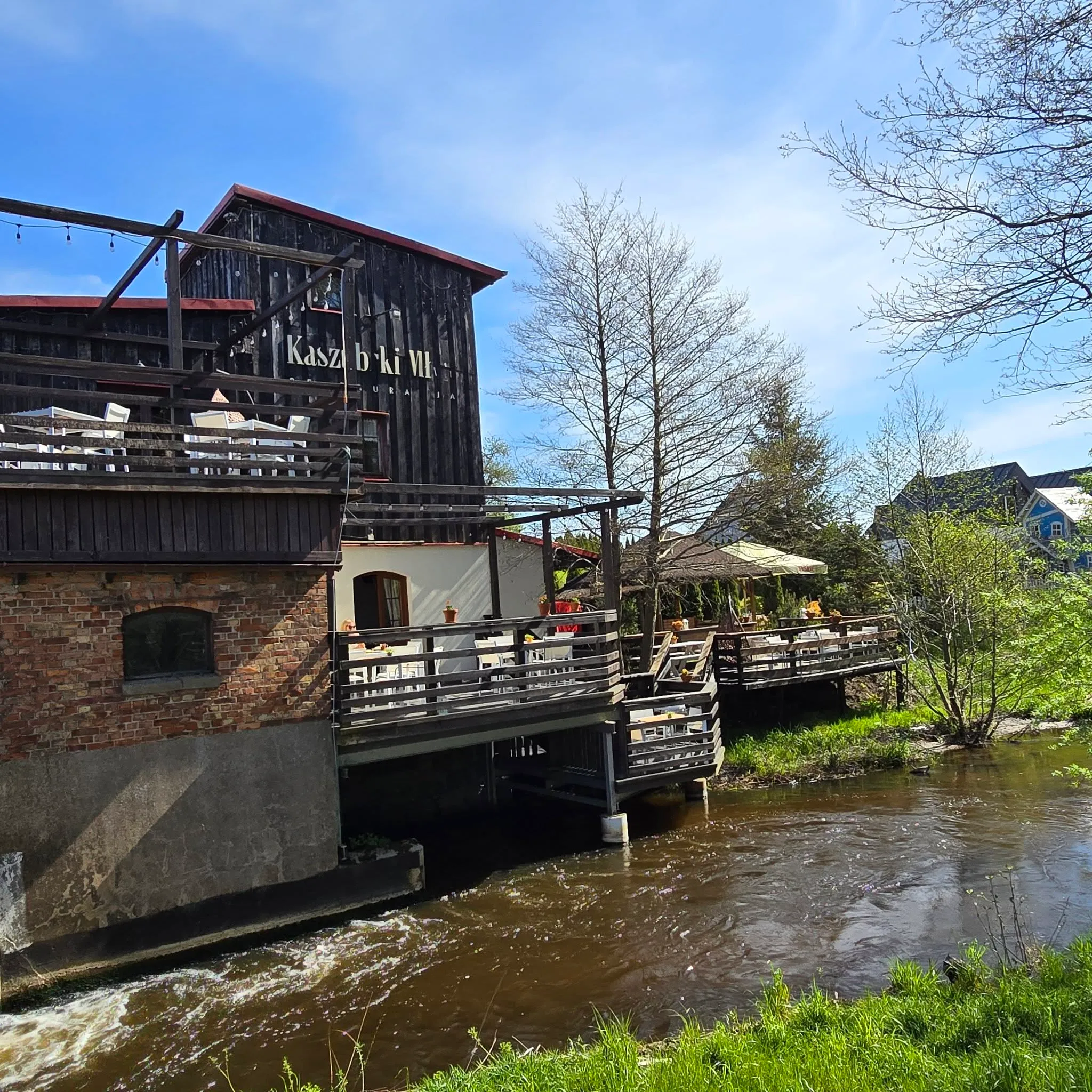 Kaszubski Młyn - budynek restauracji z tarasem nad rzeką