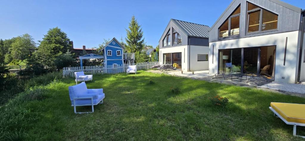 Tereny zielone wokół domków nad rzeką - wiosna