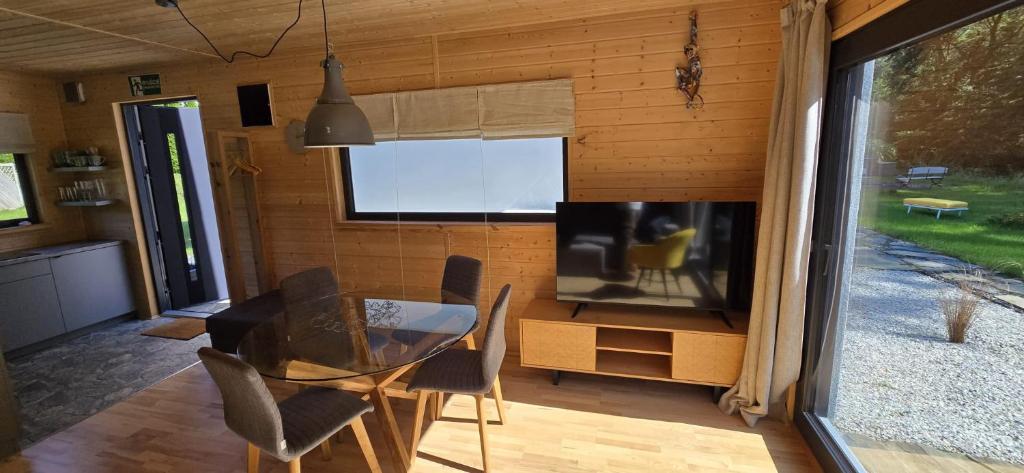 Salon z telewizorem - wygodna strefa wypoczynku