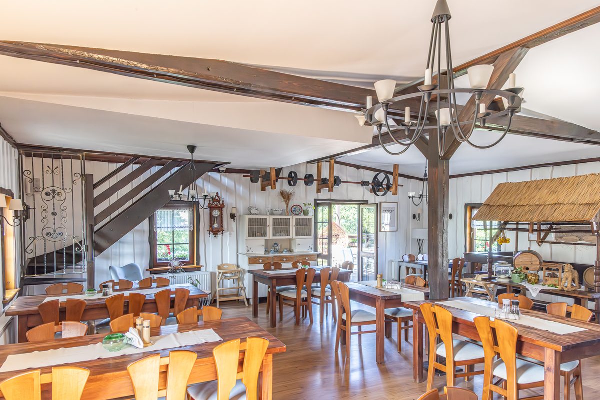 Biała sala restauracyjna