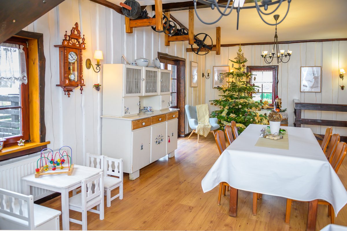 Sala z zegarem i kącikiem dziecięcym